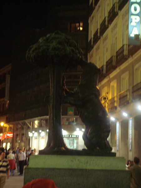 Символ Мадрида: Медведь ест землянику (напротив магазинчика Эль-Мадроньо)