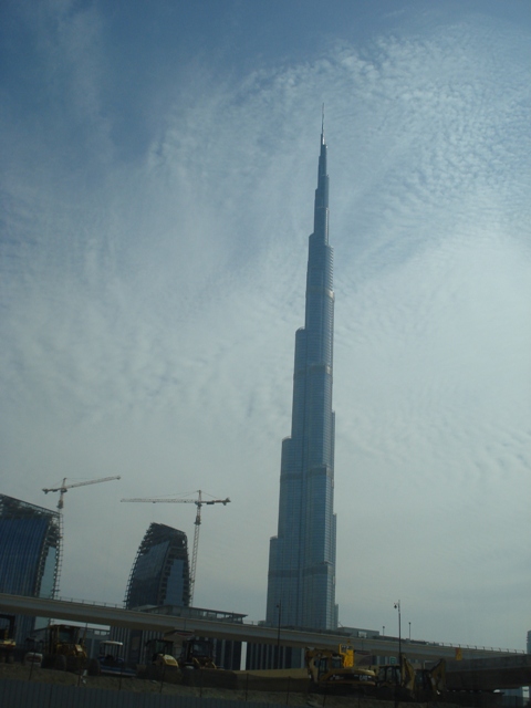 Самое высокое зданаие в мире 818 метров (на сегодня!!! т.к. они же строят здание высотой 1 км.)