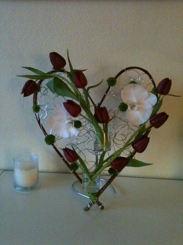 Ко Дню Святого Валентина тюльпаны и орхидеи в пробирочках